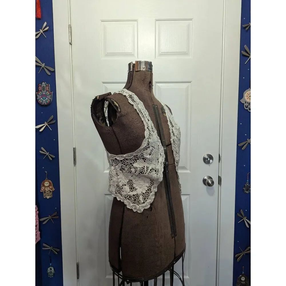 Boho Lace Cropped Vest - Picture 2 of 11